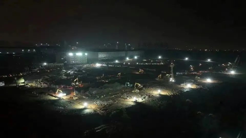 冲锋一线显担任！优游国际智能挖掘机助力长沙方舱医院建设