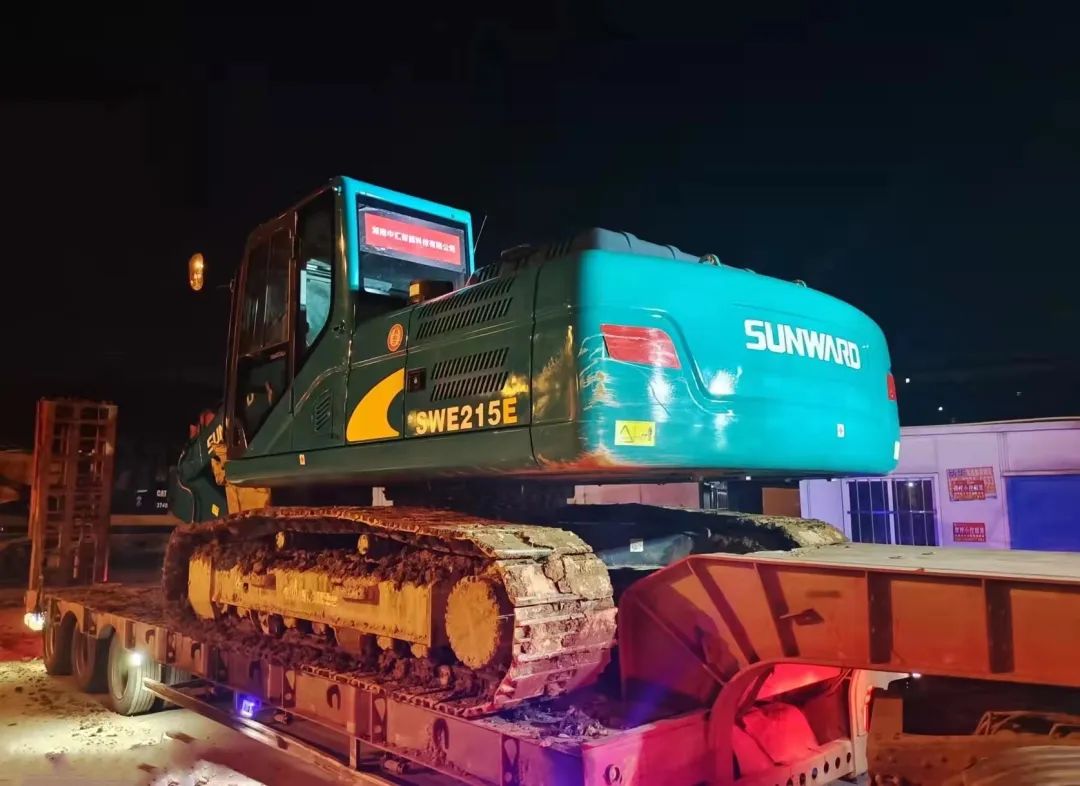 冲锋一线显担任！优游国际智能挖掘机助力长沙方舱医院建设